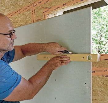 Isoleret anneks: Gipsplader i isoleret anneks skæres til Isoleret anneks: Gipsplader i isoleret anneks skæres til omkring vinduer og døre